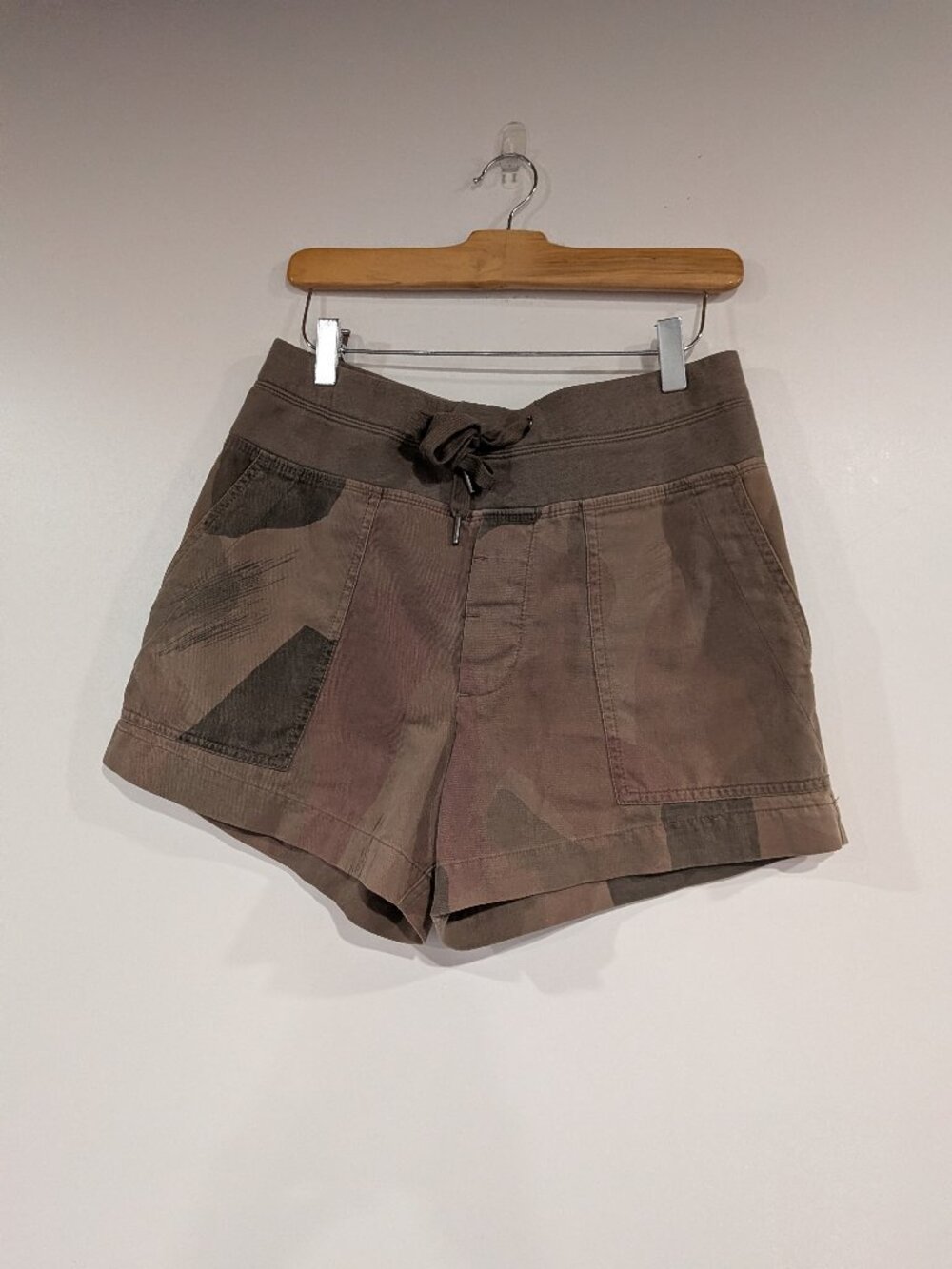 James Perse Camouflage Printed Drawstring Shorts Olive Green Size 1 Size Small